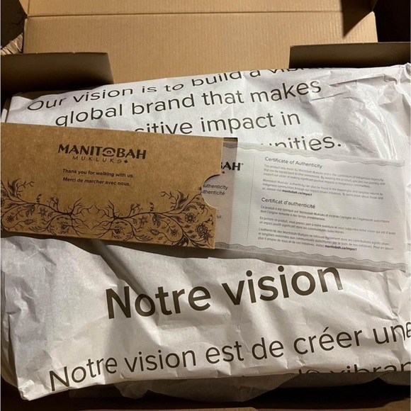 SOLD Manitobah- Waterproof Bloom mukluks - Picture 5 of 7